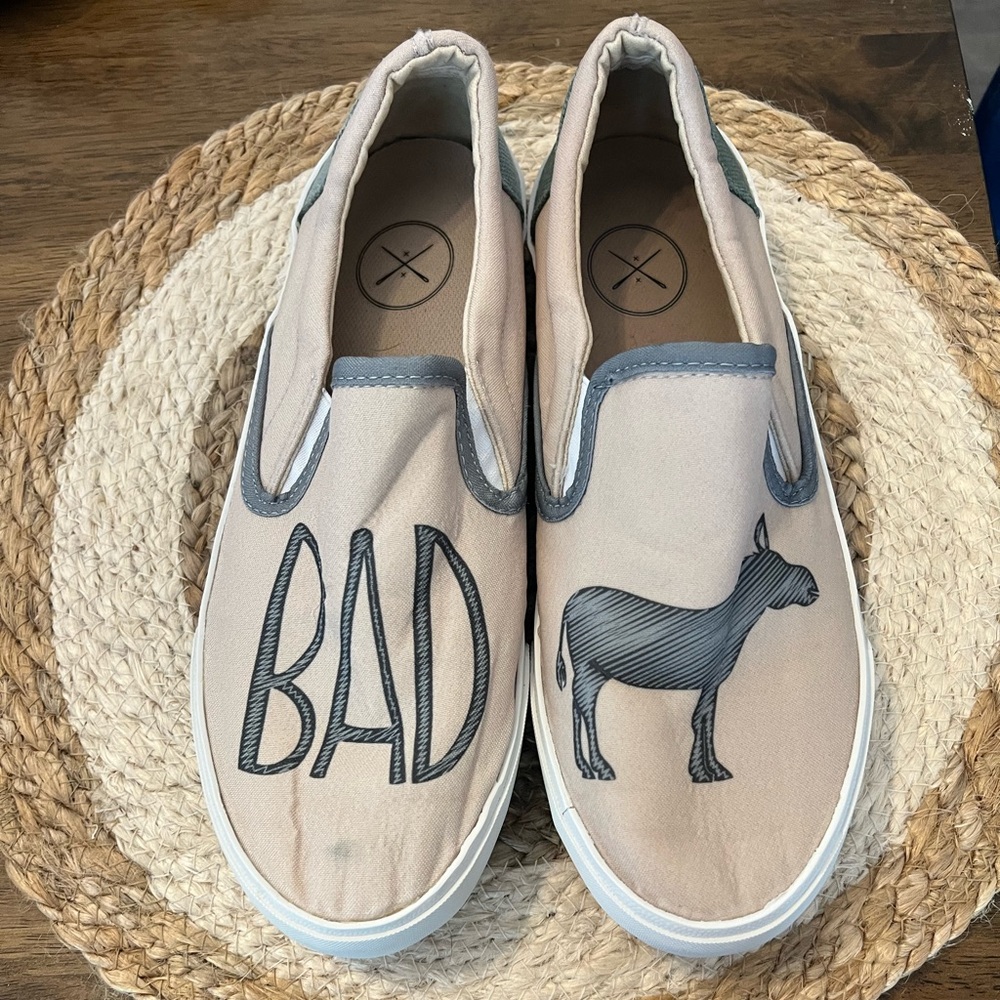Inkkas Beige Slip-On Sneakers with Donkey Design
